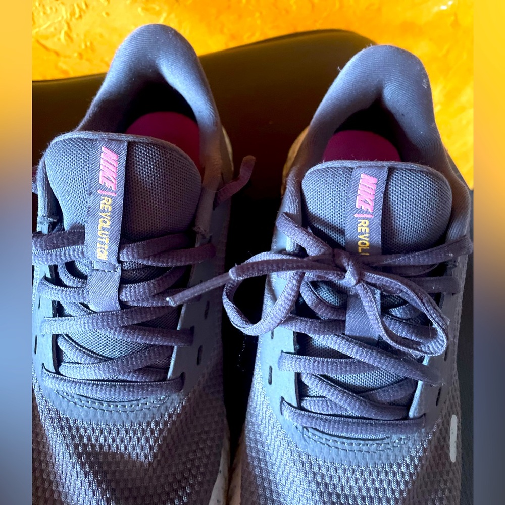 Revolution 5 CU4830 001 Thunder Grey/Digital Pink